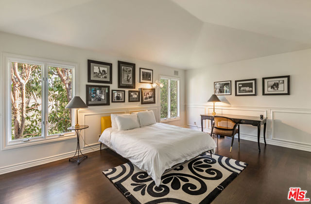 1612 Gilcrest Drive, Beverly Hills CA: https://media.crmls.org/mediaz/63b2b942-2256-49ea-8d4f-de0f95875924.jpg
