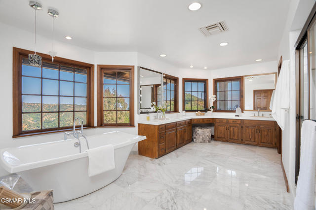 2457 Angelo Drive, Los Angeles CA: https://media.crmls.org/mediaz/63b47ef7-3a52-4bc6-b56a-5bf21b7cea8f.jpg