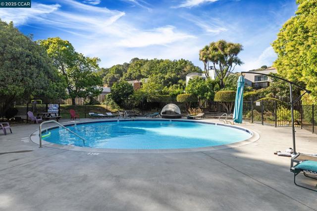 9 Glen Dr, Fairfax CA: https://media.crmls.org/mediaz/63b4e0dd-985a-4693-90cc-ea241cb6b739.jpg