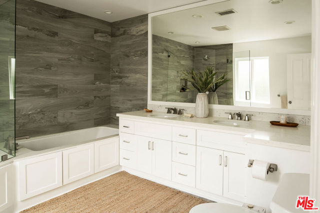 162 S Lucerne Boulevard, Los Angeles CA: https://media.crmls.org/mediaz/63b53eee-1cad-45f6-8d06-afd5f8a3d740.jpg