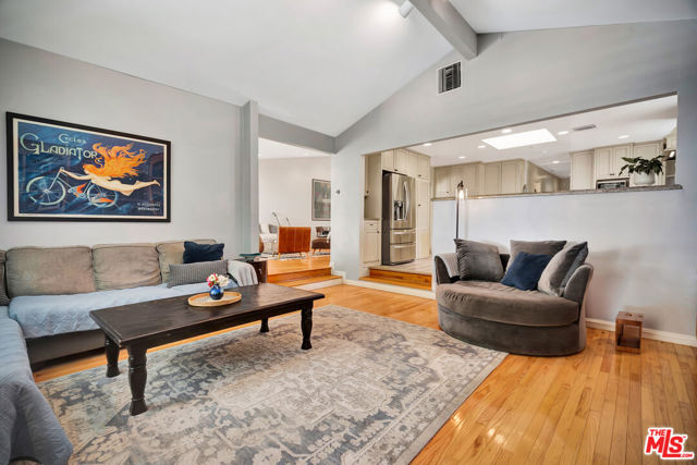 5252 Vanalden Avenue, Tarzana CA: https://media.crmls.org/mediaz/63b5b32f-3039-49fa-82f1-de928ad4d893.jpg