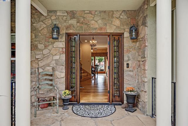 6745 Alisal St, Pleasanton CA: https://media.crmls.org/mediaz/63b5d53d-ee10-4728-8c15-05e6cb697246.jpg