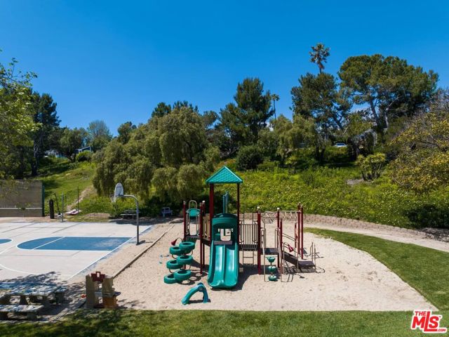 212 Paradise Cove Road, Malibu CA: https://media.crmls.org/mediaz/63b6b8e9-f79d-4b0b-9a52-3308837243b4.jpg