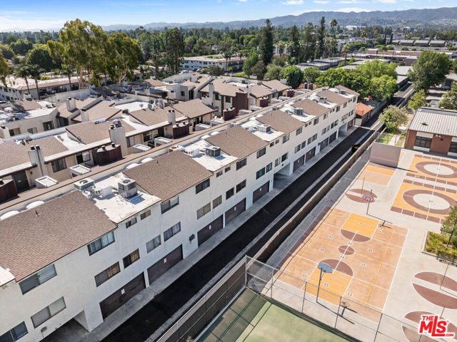 6323 Reseda Boulevard, Tarzana CA: https://media.crmls.org/mediaz/63b7f2fb-4810-4a72-8229-541d6799aae3.jpg