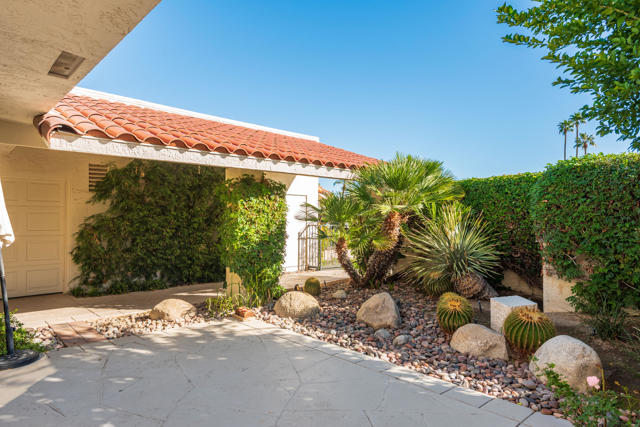 9 Wake Forest Court, Rancho Mirage CA: https://media.crmls.org/mediaz/63b82ee8-dc0b-4b39-ac76-e4284df706c6.jpg
