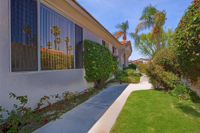 425 Desert Holly Drive, Palm Desert CA: https://media.crmls.org/mediaz/63b86cfe-3e06-41bc-a455-8d9e9db74524.jpg