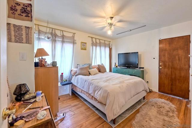1852 Locust St, San Diego CA: https://media.crmls.org/mediaz/63b8c2f3-64e8-4246-a1f8-5a51dbb73945.jpg