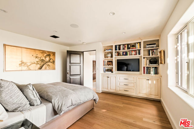 7020 La Presa Drive, Los Angeles CA: https://media.crmls.org/mediaz/63b8fa33-cdaa-4e2a-977f-338b4104c1d6.jpg