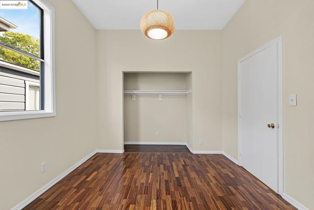 861 20Th St, Oakland CA: https://media.crmls.org/mediaz/63b91b54-8dff-438f-b1df-033d1755a782.jpg