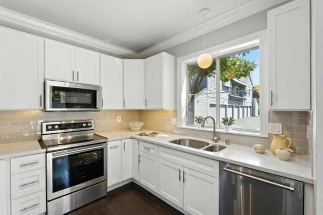 425 Cork Harbour Circle,  CA: https://media.crmls.org/mediaz/63ba92f4-8d66-4d74-8e69-567c2492a661.jpg