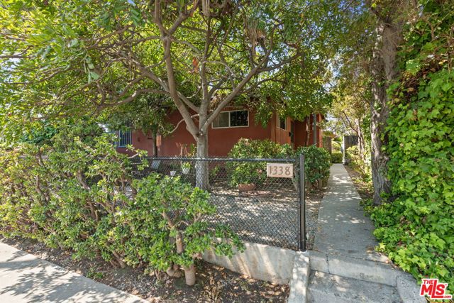 1338 19th Street, Santa Monica CA: https://media.crmls.org/mediaz/63bac08f-d15f-4c9d-8571-bf6182f5d5ec.jpg