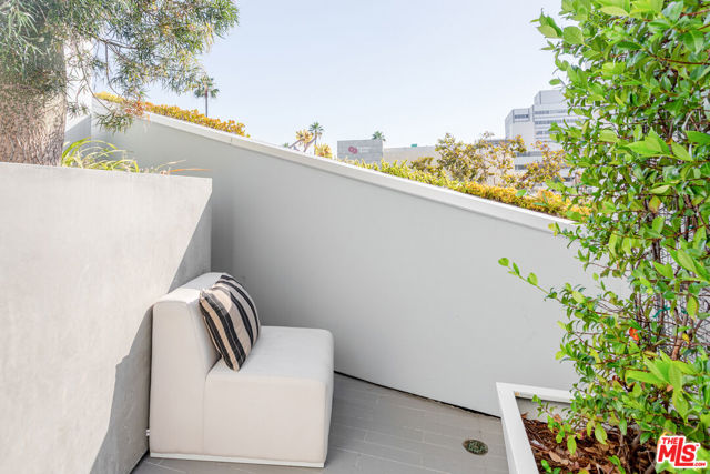 8600 Wilshire Boulevard, Beverly Hills CA: https://media.crmls.org/mediaz/63bba7db-9603-4bff-903a-18960f8251d8.jpg