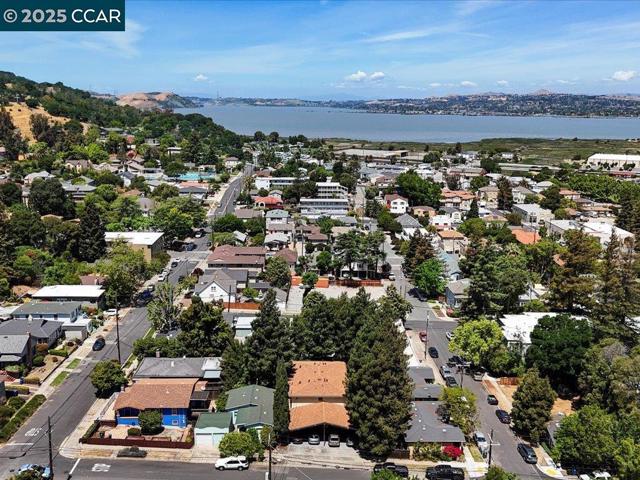 221 Green St, Martinez CA: https://media.crmls.org/mediaz/63bbb8a7-7898-4831-86a3-c04bb22cc16a.jpg