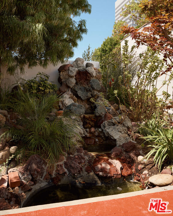 6401 San Vicente Boulevard, Los Angeles CA: https://media.crmls.org/mediaz/63bc08a4-7c6c-4ac1-9d91-f80d2c220f40.jpg