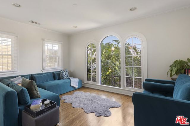 1569 S Orange Grove Avenue, Los Angeles CA: https://media.crmls.org/mediaz/63bca355-d251-46a8-bce8-a51ebeff4f9d.jpg