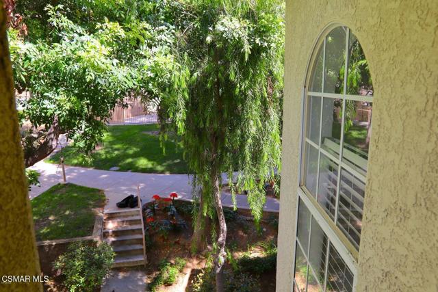 637 Indian Oak Lane, Oak Park CA: https://media.crmls.org/mediaz/63bcb011-fe31-4378-835c-8400bafef8af.jpg
