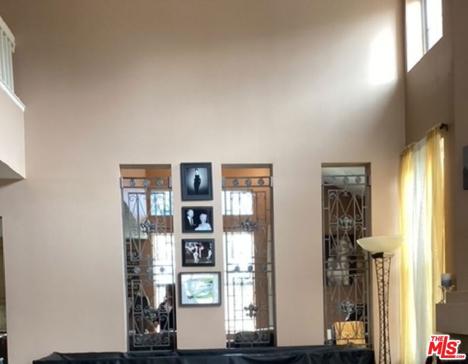 https://media.crmls.org/mediaz/63bcf2ef-b19f-41b9-9ccb-cdc850d38cca.jpg?preset=X-Large