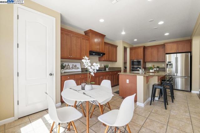 670 W Privado Way, Mountain House CA: https://media.crmls.org/mediaz/63bd4f59-a36c-4ae2-81e1-1ac0eaca01f1.jpg
