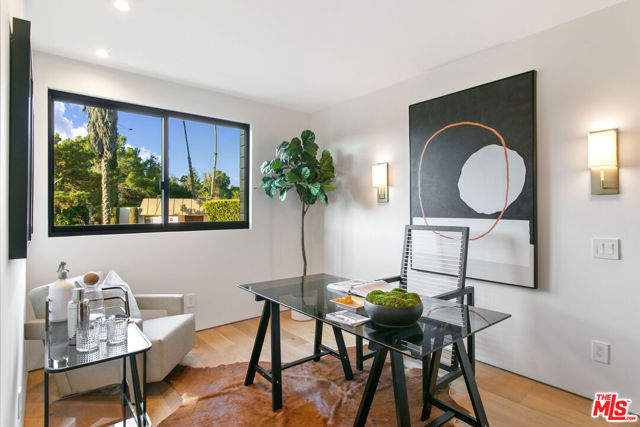 11428 Dona Lola Drive, Studio City CA: https://media.crmls.org/mediaz/63bdb5f3-069f-4fd5-b9d6-411129bac88b.jpg