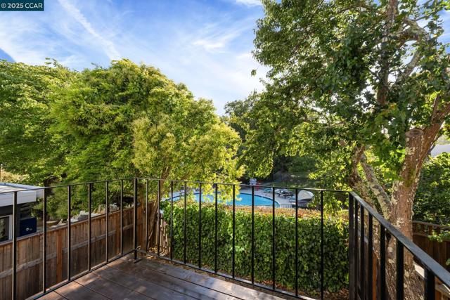 9 Glen Dr, Fairfax CA: https://media.crmls.org/mediaz/63bddf64-8dfb-4d00-b0d1-63edae175254.jpg
