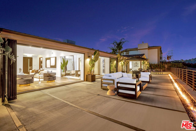 2960 LAKERIDGE Drive, Los Angeles CA: https://media.crmls.org/mediaz/63beeff3-e4c6-4584-b64c-9fb8924a2619.jpg