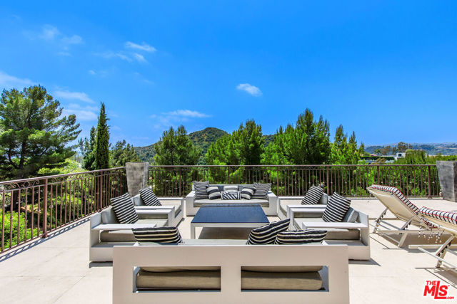 2175 Summitridge Drive, Beverly Hills CA: https://media.crmls.org/mediaz/63bf0f94-1a24-470b-8e42-5a8177f2c62f.jpg