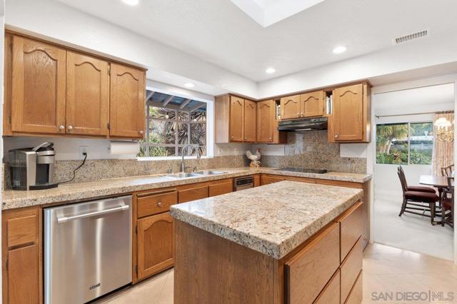 1059 Hymettus Ave, Encinitas CA: https://media.crmls.org/mediaz/63bf1980-9860-4840-b7cc-1c4f1f409c0f.jpg