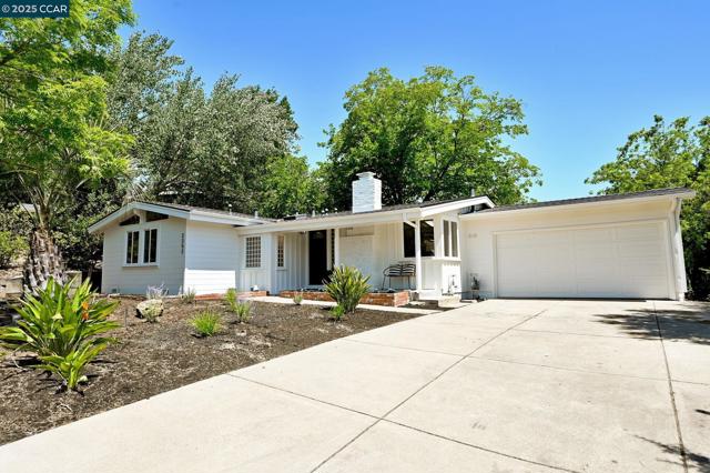3352 Betty Ln, Lafayette CA: https://media.crmls.org/mediaz/63c18f6e-aac1-4ff8-ade7-160d75cdc481.jpg