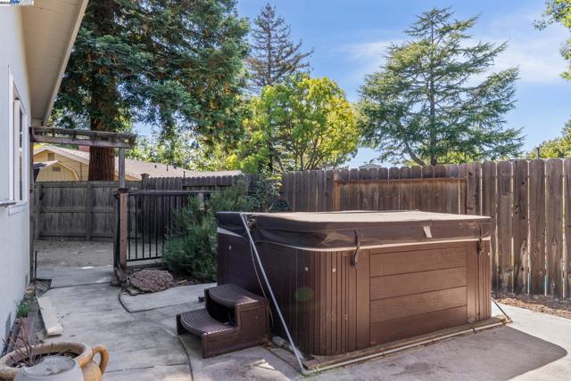 1515 Grove Way, Concord CA: https://media.crmls.org/mediaz/63c1c754-a9c8-449c-a636-77bfc49a30e2.jpg