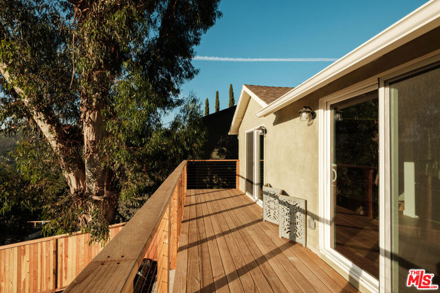 19777 Grand View Drive, Topanga CA: https://media.crmls.org/mediaz/63c37941-25c2-40d0-a986-805b7fd1cf35.jpg