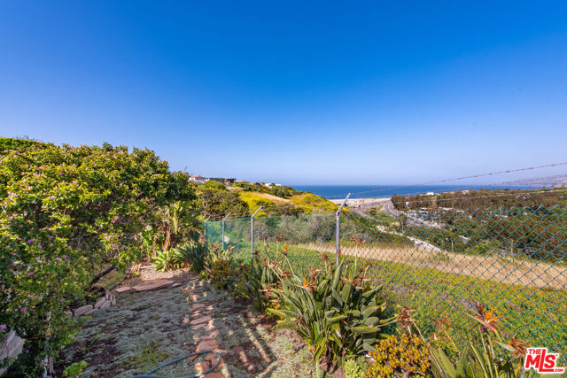 29500 Heathercliff Road, Malibu CA: https://media.crmls.org/mediaz/63c3bdff-609b-4d3f-95ea-9acfcdb4a43c.jpg