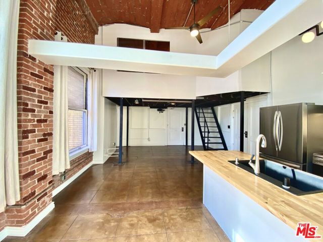 215 W 7th Street, Los Angeles CA: https://media.crmls.org/mediaz/63c44585-fe4d-4074-8b91-6c30d36b6eb1.jpg