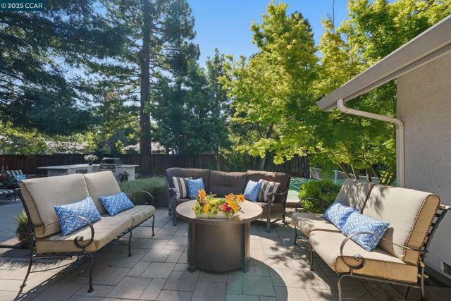 235 Saint Paul Dr, Alamo CA: https://media.crmls.org/mediaz/63c48335-4254-428c-b1a1-b5acf7753893.jpg