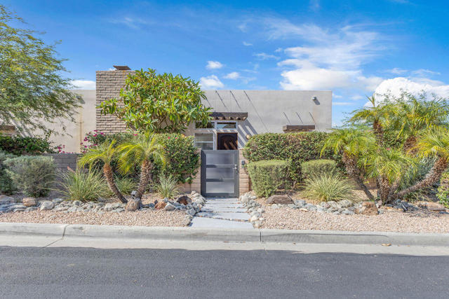 53945 Eisenhower Drive, La Quinta CA: https://media.crmls.org/mediaz/63c4b0c7-c6fa-438b-a7be-3a82588b31a0.jpg