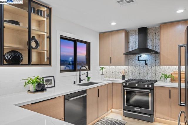 833 Polk St, Albany CA: https://media.crmls.org/mediaz/63c57ce0-681b-4319-b729-3a7e438c8532.jpg