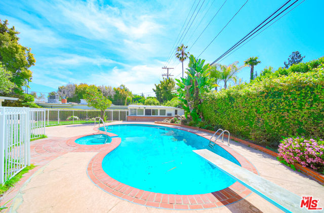 525 N Rexford Drive, Beverly Hills CA: https://media.crmls.org/mediaz/63c58672-0d29-4b13-a1de-48abdd645c3e.jpg