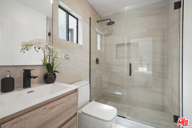 712 N RODEO Drive, Beverly Hills CA: https://media.crmls.org/mediaz/63c595c4-0e63-4b26-9a04-ab949ae64bcf.jpg
