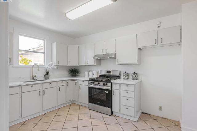 6831 Dairy Ave, Newark CA: https://media.crmls.org/mediaz/63c6431c-8b75-4fc3-87bc-7377783f925a.jpg