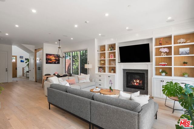 1086 Marco Place, Venice CA: https://media.crmls.org/mediaz/63c656df-54ef-4a90-932d-3859329c957c.jpg