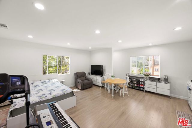 7752 Le Berthon Street, Tujunga CA: https://media.crmls.org/mediaz/63c67195-e7d3-464d-86ef-60b9dccef2aa.jpg
