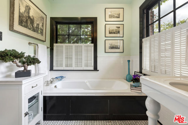 232 N Arden Boulevard, Los Angeles CA: https://media.crmls.org/mediaz/63c6af0e-a1e5-41ec-88f4-48eb99564d1a.jpg