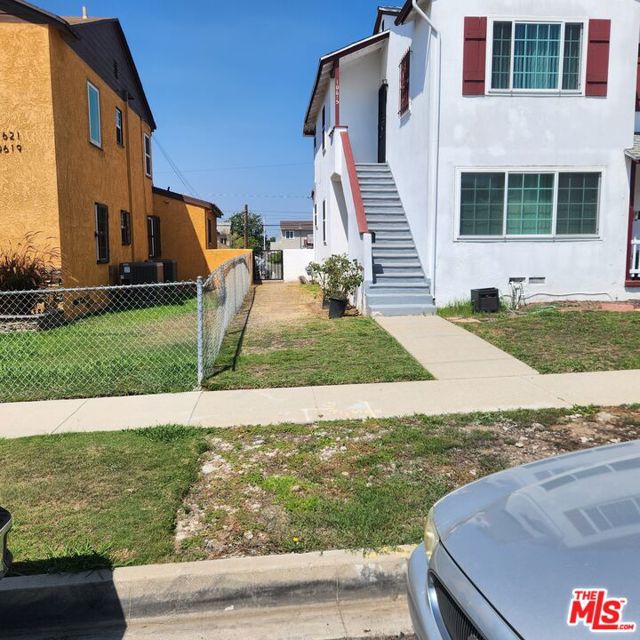 10613 Haas Avenue, Los Angeles CA: https://media.crmls.org/mediaz/63c85f18-927f-42c0-bed0-fbeded9f7479.jpg