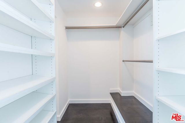 5205 Ocean Front Walk, Marina del Rey CA: https://media.crmls.org/mediaz/63c8d1d4-ef3d-4dc0-8a85-2c986ae83fa0.jpg