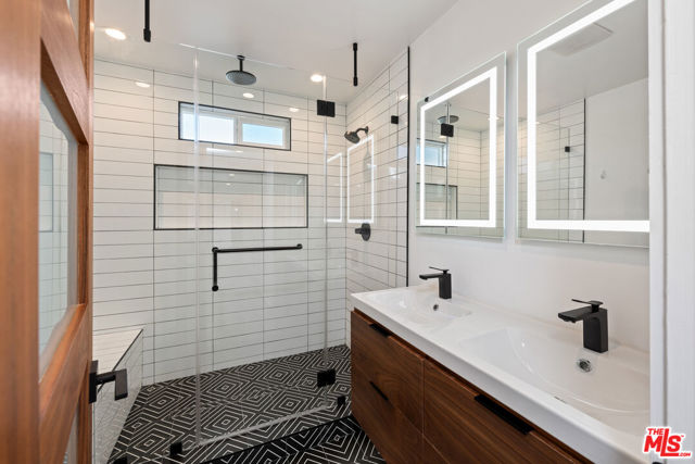 6228 Sale Avenue, Woodland Hills CA: https://media.crmls.org/mediaz/63ca71c2-6f6b-4d4c-8579-c4d888db57c3.jpg