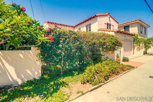 2854 ALBATROSS ST, San Diego CA: https://media.crmls.org/mediaz/63cb5b22-40c2-434d-99d5-20df66d1a810.jpg