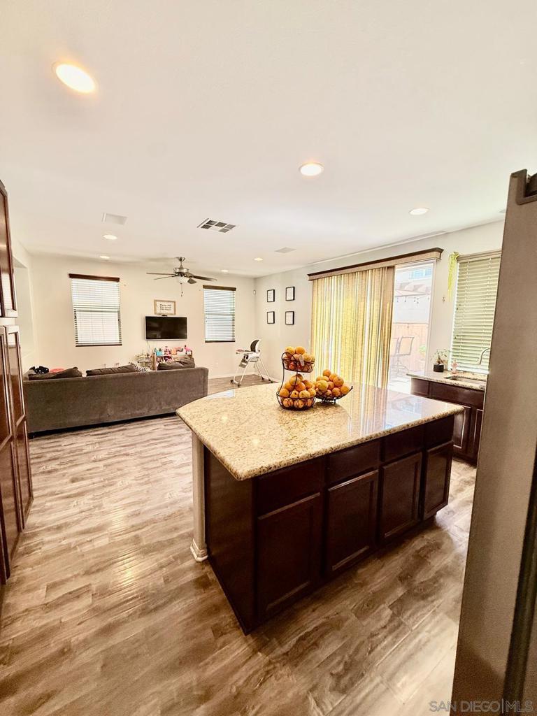 https://media.crmls.org/mediaz/63cb7e84-bc89-4064-be22-3ecdc9c9cedd.jpg?preset=X-Large