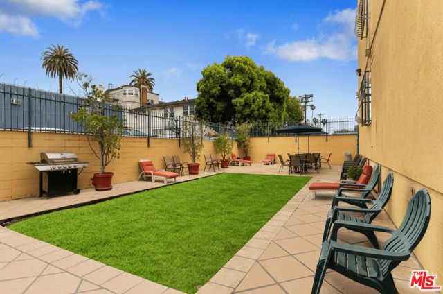 947 W 30th Street, Los Angeles CA: https://media.crmls.org/mediaz/63cd65de-c770-43bc-8e86-d7e738684837.jpg