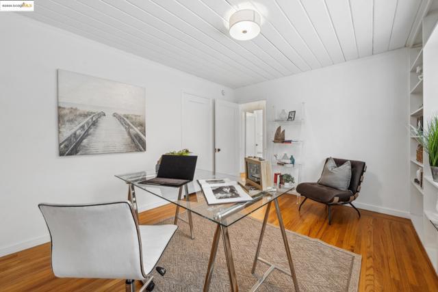 6951 Chambers Dr, Oakland CA: https://media.crmls.org/mediaz/63cf0744-9e43-4e37-b7e0-c1e0a0447aa6.jpg