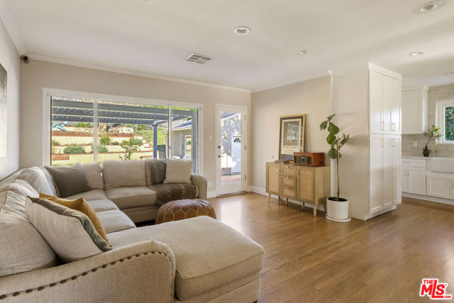 11855 Tiara Street, Valley Village CA: https://media.crmls.org/mediaz/63cf6a9a-cb74-4982-8bf1-bb8397a31a0a.jpg