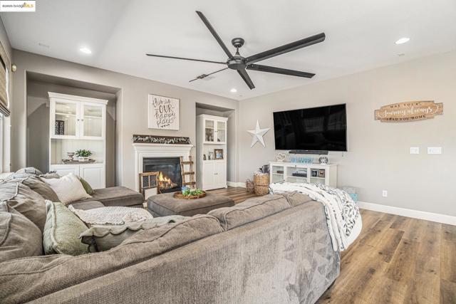 583 Sawgrass Way, Oakley CA: https://media.crmls.org/mediaz/63d1bfbe-2ace-413b-885c-a37ea61b510c.jpg